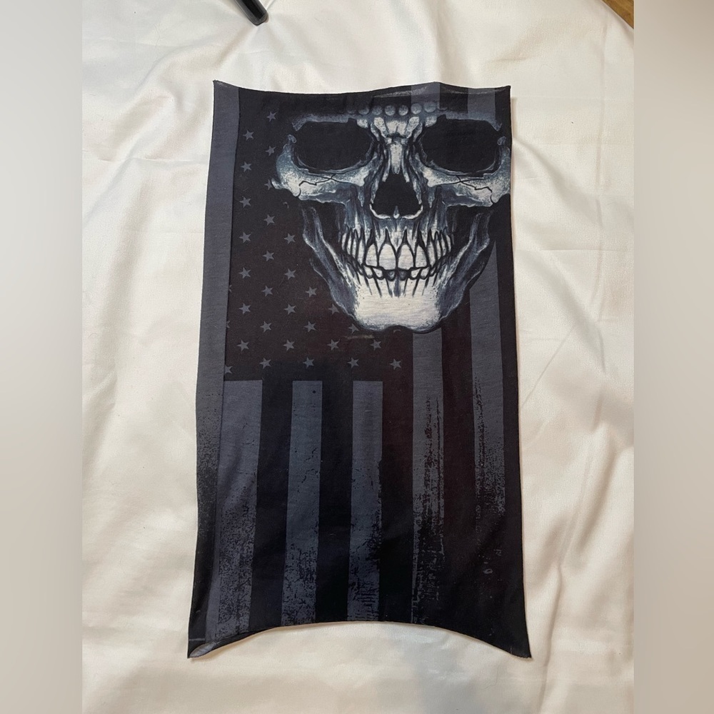 Unbranded size OS black skull mask